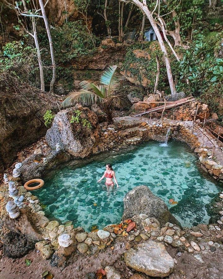 Secret natural pool on Tembeling Beach & Forest on Nusa Penida